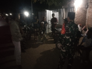 Patroli Siskamling Serka Ridwan Babinsa Sumi di Kecamatan Sape dan Lambu Berjalan Aman