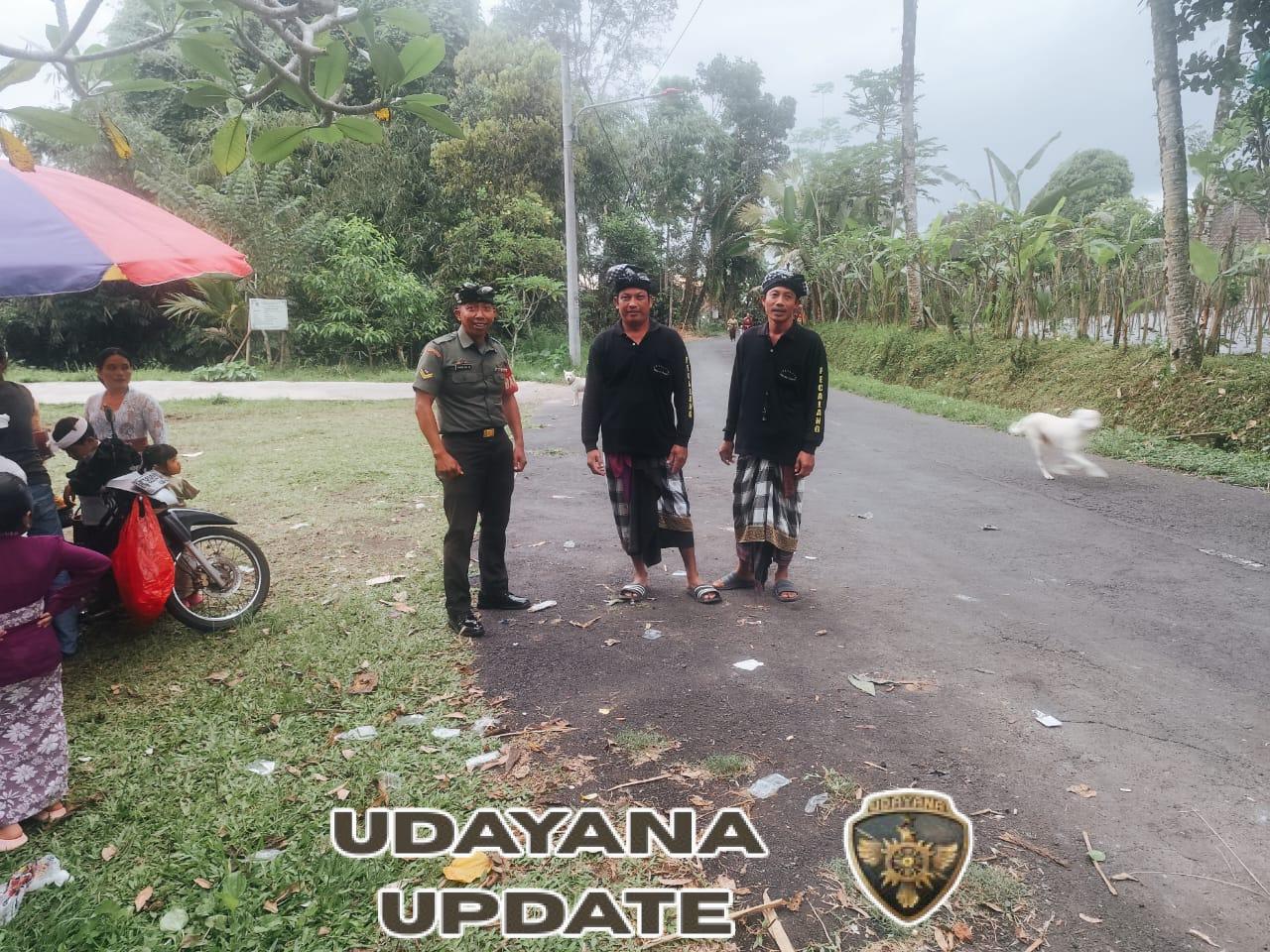 Babinsa Taro dan Pecalang Wujudkan Keamanan Piodalan di Pura Puseh Banjar Puakan Jaga Kekhidmatan Ibadah, Babinsa Tegallalang Turun Langsung Amankan Upacara Piodalan Sinergi Babinsa dan Pecalang, Pastikan Piodalan di Desa Taro Berjalan Lancar dan Tertib Babinsa Taro Tegaskan Komitmen TNI Dukung Kegiatan Adat dan Keagamaan di Wilayah Binaan Dalam Suasana Purnama, Babinsa Hadir Jaga Ketertiban dan Harmoni di Tengah Warga Desa Taro Gianyar – Tegallalang, Rabu (5/11/2025) Dalam situasi kondusif di hari suci Purnama Sasih Kalima, Babinsa Desa Taro Koramil 1616-06/Tegallalang Sertu I Made Rai Wibisana bersama Pecalang Banjar Puakan melaksanakan pengamanan serta pengaturan arus lalu lintas pada kegiatan Upacara Piodalan di Pura Puseh Banjar Puakan, Desa Taro, Kecamatan Tegallalang, Kabupaten Gianyar. Kegiatan keagamaan yang dipimpin oleh Jero Mangku Pura Puseh dengan didampingi para Jero Mangku Kayangan dan Prajuru Adat ini diikuti ratusan warga yang dengan penuh semangat datang untuk melaksanakan persembahyangan bersama. Suasana religius dan damai begitu terasa, mencerminkan kuatnya nilai-nilai spiritual dan budaya yang dijunjung tinggi oleh masyarakat Desa Taro. Babinsa bersama Pecalang tampak sigap di lapangan, memastikan seluruh jalannya upacara berlangsung aman, tertib, dan lancar. Pengaturan arus lalu lintas juga menjadi perhatian utama, mengingat tingginya mobilitas umat dan warga yang datang dari berbagai banjar sekitar. Dengan koordinasi yang baik, situasi di sekitar pura tetap kondusif, sehingga umat dapat bersembahyang dengan tenang dan khusyuk. Melalui kegiatan pengamanan ini, Babinsa menunjukkan peran aktif TNI dalam menjaga kelancaran kegiatan adat dan keagamaan di wilayah binaan. Kehadiran Babinsa tidak hanya sebagai aparat pengaman, tetapi juga sebagai bagian dari masyarakat yang turut menjaga harmoni, memperkuat persaudaraan, serta mendukung kelestarian tradisi dan kearifan lokal yang menjadi warisan luhur leluhur Bali. (Pendim 1616/Gianyar)