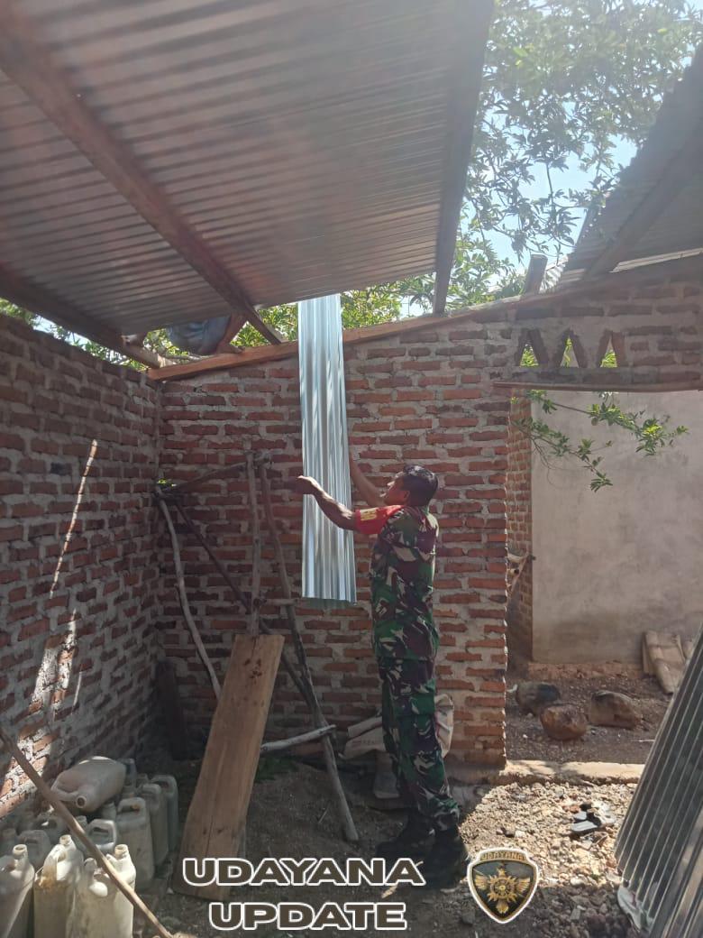 Babinsa Ingatkan Warga Pantar Barat Waspadai Angin Kencang Saat Pasang Atap