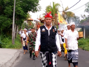 Wujudkan Rasa Aman, Babinsa dan Pecalang Saba Bersinergi Amankan Kegiatan Adat
