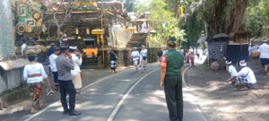 Wujud Kepedulian Babinsa, Amankan Kegiatan Suci Ngusabha Dewa di Payangan