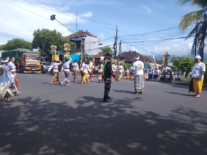 Sinergi Kuat Babinsa dan Pecalang Jamin Kelancaran Upacara Adat di Jembrana: 150 Semeton Hadiri Prosesi Mebeji