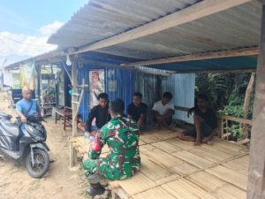 Babinsa Koramil 1602-04/Maurole Tingkatkan Kemanunggalan TNI-Rakyat Lewat Komsos di Desa Kanganara