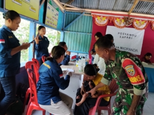 Babinsa Koramil 1602-04/Maurole Dukung Kegiatan Posyandu Safari Puskesmas Loboniki di Desa Niopanda