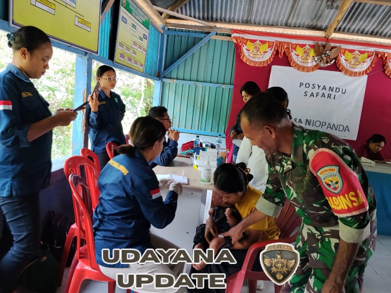 Babinsa Koramil 1602-04/Maurole Dukung Kegiatan Posyandu Safari Puskesmas Loboniki di Desa Niopanda