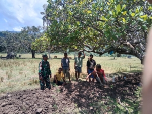Babinsa Koramil 1602-04/Maurole Laksanakan Komsos dan Pamwil di Desa Detumbewa