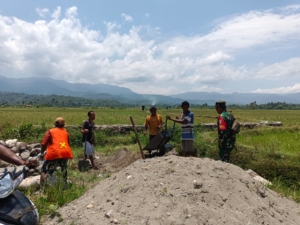 Babinsa Koramil 1602-03/Detusoko Gelar Karya Bakti Pembangunan Saluran Irigasi di Desa Fataatu