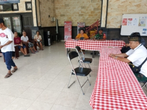 Babinsa Blimbingsari Kawal Penyaluran BLT Tahap XI, Pastikan Bantuan Tepat Sasaran dan Aman