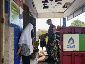Babinsa Dompu Pantau Distribusi Gas LPG, Pastikan Tepat Sasaran