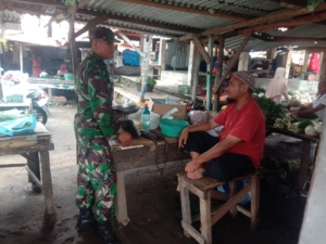 Babinsa Koramil 1602-02/Wolowaru Laksanakan Komsos dan Pamwil di Pasar Moni, Desa Koanara