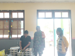 Babinsa Koramil 1627-02/Pantai Baru Dampingi Program Pemberian Makanan Sehat Bergizi untuk Ribuan Siswa di Rote Ndao