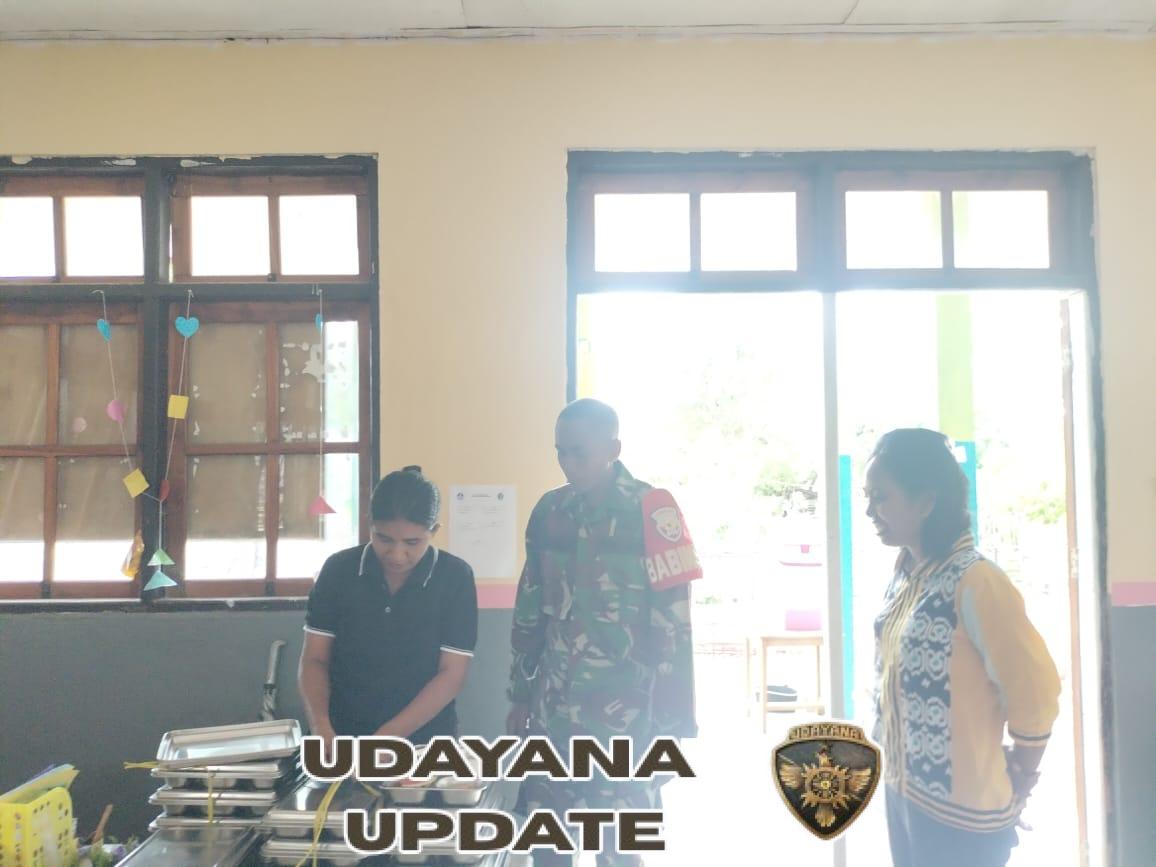 Babinsa Koramil 1627-02/Pantai Baru Dampingi Program Pemberian Makanan Sehat Bergizi untuk Ribuan Siswa di Rote Ndao