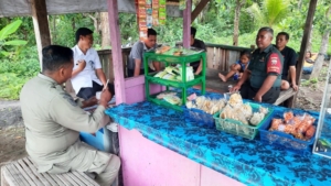 Babinsa Desa Melaya Perkuat Hubungan dengan Warga Lewat Komsos di Banjar Pangkungdedari