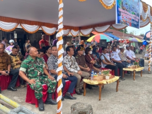 Dandim 1602/Ende Diwakili Kasdim dalam Launching Sistem Parkir Modern di Pasar Mbongawani  Kasdim 1602/Ende Tunjukkan Dukungan TNI untuk Tertib Parkir di Pasar Mbongawani  Wakili Dandim, Kasdim 1602/Ende Hadiri Peresmian Gate Parkir di Wilayah Rukun Lima  Kasdim 1602/Ende: Dukungan Kodim untuk Modernisasi Pengelolaan Parkir Pasar Mbongawani  Ende, – Pemerintah Kabupaten Ende meluncurkan sistem gate parkir di area Pasar Mbongawani dan beberapa titik di wilayah pertokoan Kelurahan Rukun Lima, Kamis (6/11/2025). Kegiatan ini bertujuan untuk meningkatkan ketertiban, keamanan, dan kenyamanan pengunjung serta pedagang, sekaligus mendukung optimalisasi Pendapatan Asli Daerah (PAD).   Acara dihadiri oleh Wakil Bupati Ende, DR. dr. Dominikus Minggu Mere, Kes, yang sekaligus membuka launching gate parkir. Hadir pula perwakilan Dandim 1602/Ende melalui Kasdim 1602/Ende Kapten CBA Yustamarjadi S.Sos, perwakilan Kapolres Ende AKP Robby, unsur Forkopimda Kabupaten Ende, Kepala Dinas Perhubungan Gabriel Dala, Ketua DPRD Kabupaten Ende, staf ahli bupati, para asisten dan pimpinan OPD, Kajari Ende, pengelola PT. Milo Jaya, para camat dan lurah, Babinsa Ende Selatan, personil Satpol PP, serta masyarakat setempat.   Acara dimulai dengan sambutan MC, menyanyikan lagu Indonesia Raya, pembacaan doa, dan sapaan Kepala Dinas Perhubungan Kabupaten Ende. Selanjutnya, Wakil Bupati Ende membuka secara resmi Launching Gate Parkir Pasar Mbongawani. Acara ditutup dengan sesi foto bersama dan ramah tamah.    Dalam sambutannya, Wakil Bupati menekankan beberapa hal penting:  Kenyamanan dan ketertiban: Pemasangan gate parkir memberikan akses yang lebih rapi bagi pengunjung dan pedagang, termasuk keamanan kendaraan serta pembagian zona parkir yang jelas.  Ketaatan aturan dan disiplin: Pedagang, pengunjung, dan pengelola pasar wajib mematuhi ketentuan parkir agar fasilitas digunakan sesuai fungsi.  Kerja sama lintas pihak: Dinas terkait, pengelola pasar, kelurahan, pedagang, dan masyarakat diimbau bersinergi untuk kelancaran sistem parkir.  Optimalisasi PAD: Hasil pengelolaan parkir dapat digunakan kembali untuk perbaikan fasilitas pasar dan area publik lain.  Pengawasan transparan: Setiap kendaraan masuk dan keluar harus tercatat, serta dana parkir diawasi untuk mencegah penyalahgunaan.  Keselamatan dan kebersihan: Area parkir dirancang agar jalur darurat terbuka, kendaraan tidak menumpuk sembarangan, dan lingkungan pasar tetap bersih.  Peran masyarakat: Semua pihak, termasuk pengunjung dan pedagang, diminta menjadi “penjaga” fasilitas agar sistem berjalan efektif dan berkelanjutan.   Launching sistem gate parkir Pasar Mbongawani selesai pukul 09.45 Wita dalam keadaan aman dan tertib. Langkah ini merupakan bagian dari modernisasi pengelolaan parkir, yang tidak hanya meningkatkan kenyamanan pengunjung dan pedagang, tetapi juga mendukung ketertiban, keamanan, dan optimalisasi PAD Kabupaten Ende.  (Pendim 1602/Ende)