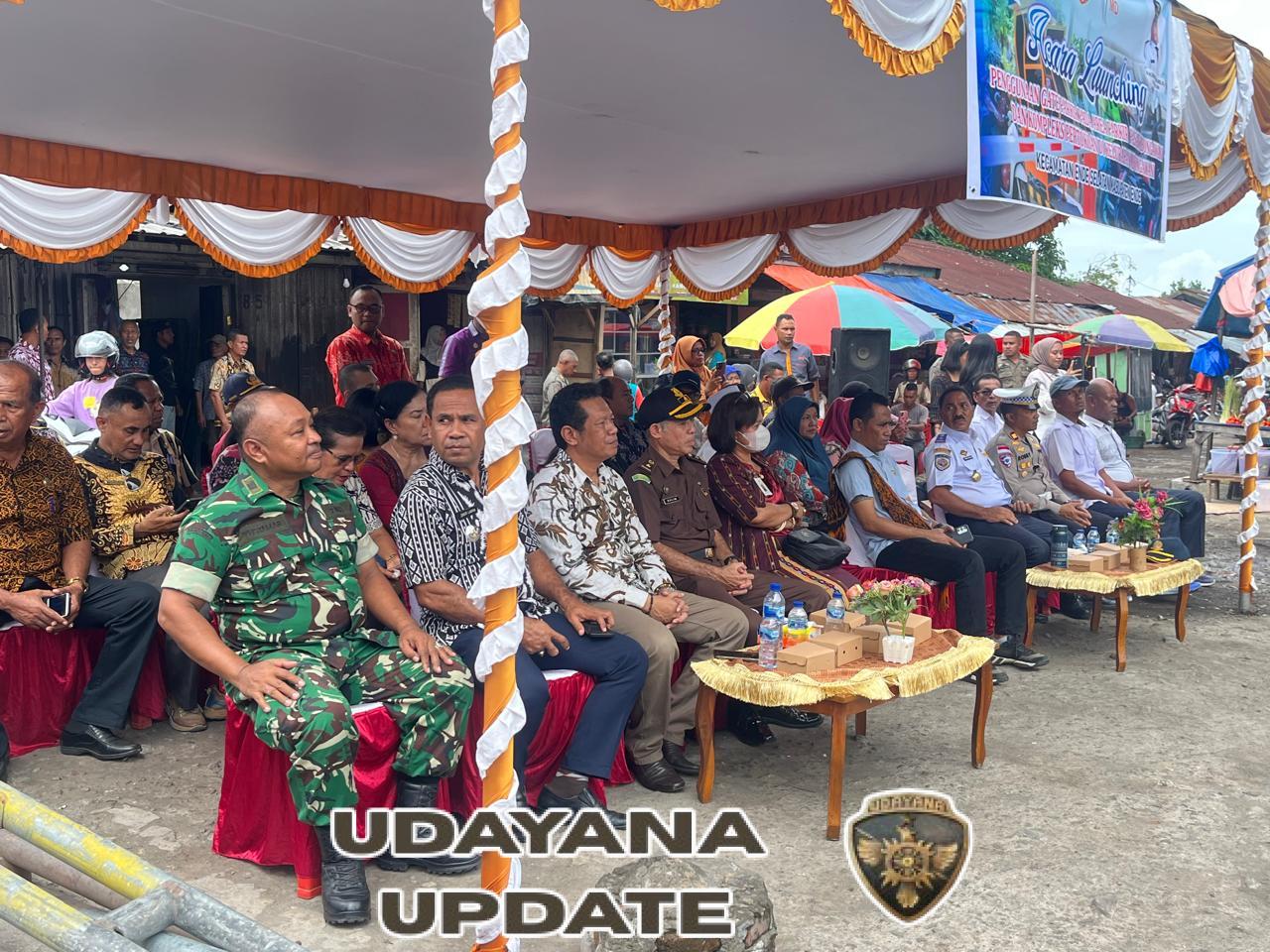 Dandim 1602/Ende Diwakili Kasdim dalam Launching Sistem Parkir Modern di Pasar Mbongawani  Kasdim 1602/Ende Tunjukkan Dukungan TNI untuk Tertib Parkir di Pasar Mbongawani  Wakili Dandim, Kasdim 1602/Ende Hadiri Peresmian Gate Parkir di Wilayah Rukun Lima  Kasdim 1602/Ende: Dukungan Kodim untuk Modernisasi Pengelolaan Parkir Pasar Mbongawani  Ende, – Pemerintah Kabupaten Ende meluncurkan sistem gate parkir di area Pasar Mbongawani dan beberapa titik di wilayah pertokoan Kelurahan Rukun Lima, Kamis (6/11/2025). Kegiatan ini bertujuan untuk meningkatkan ketertiban, keamanan, dan kenyamanan pengunjung serta pedagang, sekaligus mendukung optimalisasi Pendapatan Asli Daerah (PAD).   Acara dihadiri oleh Wakil Bupati Ende, DR. dr. Dominikus Minggu Mere, Kes, yang sekaligus membuka launching gate parkir. Hadir pula perwakilan Dandim 1602/Ende melalui Kasdim 1602/Ende Kapten CBA Yustamarjadi S.Sos, perwakilan Kapolres Ende AKP Robby, unsur Forkopimda Kabupaten Ende, Kepala Dinas Perhubungan Gabriel Dala, Ketua DPRD Kabupaten Ende, staf ahli bupati, para asisten dan pimpinan OPD, Kajari Ende, pengelola PT. Milo Jaya, para camat dan lurah, Babinsa Ende Selatan, personil Satpol PP, serta masyarakat setempat.   Acara dimulai dengan sambutan MC, menyanyikan lagu Indonesia Raya, pembacaan doa, dan sapaan Kepala Dinas Perhubungan Kabupaten Ende. Selanjutnya, Wakil Bupati Ende membuka secara resmi Launching Gate Parkir Pasar Mbongawani. Acara ditutup dengan sesi foto bersama dan ramah tamah.    Dalam sambutannya, Wakil Bupati menekankan beberapa hal penting:  Kenyamanan dan ketertiban: Pemasangan gate parkir memberikan akses yang lebih rapi bagi pengunjung dan pedagang, termasuk keamanan kendaraan serta pembagian zona parkir yang jelas.  Ketaatan aturan dan disiplin: Pedagang, pengunjung, dan pengelola pasar wajib mematuhi ketentuan parkir agar fasilitas digunakan sesuai fungsi.  Kerja sama lintas pihak: Dinas terkait, pengelola pasar, kelurahan, pedagang, dan masyarakat diimbau bersinergi untuk kelancaran sistem parkir.  Optimalisasi PAD: Hasil pengelolaan parkir dapat digunakan kembali untuk perbaikan fasilitas pasar dan area publik lain.  Pengawasan transparan: Setiap kendaraan masuk dan keluar harus tercatat, serta dana parkir diawasi untuk mencegah penyalahgunaan.  Keselamatan dan kebersihan: Area parkir dirancang agar jalur darurat terbuka, kendaraan tidak menumpuk sembarangan, dan lingkungan pasar tetap bersih.  Peran masyarakat: Semua pihak, termasuk pengunjung dan pedagang, diminta menjadi “penjaga” fasilitas agar sistem berjalan efektif dan berkelanjutan.   Launching sistem gate parkir Pasar Mbongawani selesai pukul 09.45 Wita dalam keadaan aman dan tertib. Langkah ini merupakan bagian dari modernisasi pengelolaan parkir, yang tidak hanya meningkatkan kenyamanan pengunjung dan pedagang, tetapi juga mendukung ketertiban, keamanan, dan optimalisasi PAD Kabupaten Ende.  (Pendim 1602/Ende)