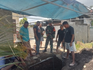 Babinsa Ende Dampingi Petugas PDAM, Pastikan Warga Tetap Aman Saat Perbaikan Pipa