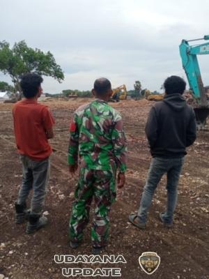 Babinsa Kodim 1627/Rote Ndao Amankan Pembangunan Kawasan Sentra Industri Garam Nasional (K-SIGN)