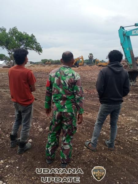 Babinsa Kodim 1627/Rote Ndao Amankan Pembangunan Kawasan Sentra Industri Garam Nasional (K-SIGN)