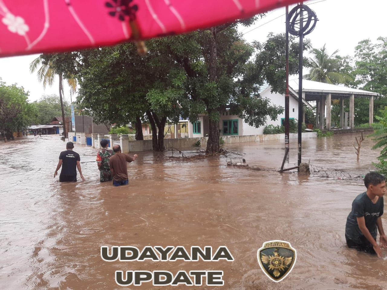 .Air Banjir Setinggi Paha Anak Dewasa Meluap di Jalan Raya Desa Ncandi, Madapangga