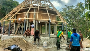 Wujud Kemanunggalan TNI dan Rakyat, Pos Ailala Gotong Royong Bangun Rumah Adat