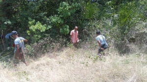 Babinsa dan Warga Desa Boking Kompak Bersihkan Lahan Koperasi Merah Putih