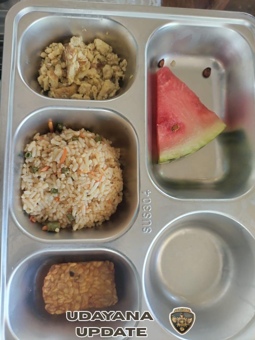 Babinsa Pantai Baru Dampingi Pembagian Makan Bergizi untuk 3.093 Pelajar di Rote Ndao