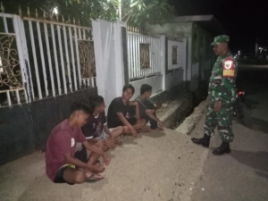 Babinsa Koramil Wawo Aktif Patroli dan Ronda, Jaga Kondusivitas Desa