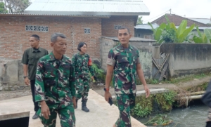 Babinsa Perempuan Pertama Dampingi Dandim Jenguk Istri Anggota Sakit