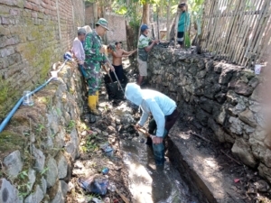 Babinsa Desa Cenggu Pimpin Karya Bakti Bersama Warga Bersihkan Sampah dan Drainase