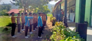 Babinsa Koramil 1628-01/Taliwang Beri Pembekalan Dasar PBB di SMKN 1 Brang Rea