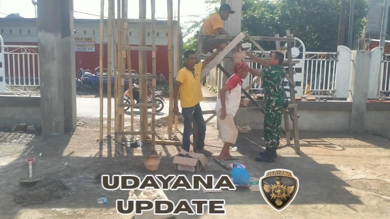 Babinsa Desa Mangge Asi Turun Langsung Gotong Royong Bersihkan Masjid Nurul Hidayah