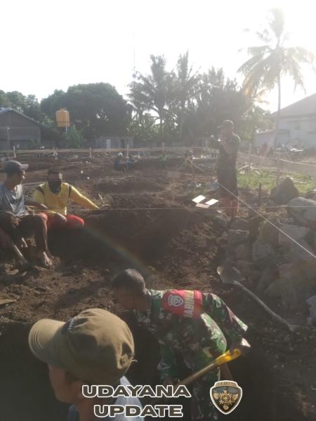 Babinsa Kadindi Barat Ajak Warga Gotong Royong Bangun Pagar Masjid Al Amin