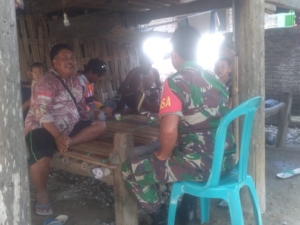 Sertu Sayuti Laksanakan Komsos dan Monitoring Wilayah di Desa Desaloka