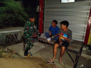 Koptu Agus Dermawan Laksanakan Patroli Malam Jaga Kamtibmas di Wilayah Jereweh