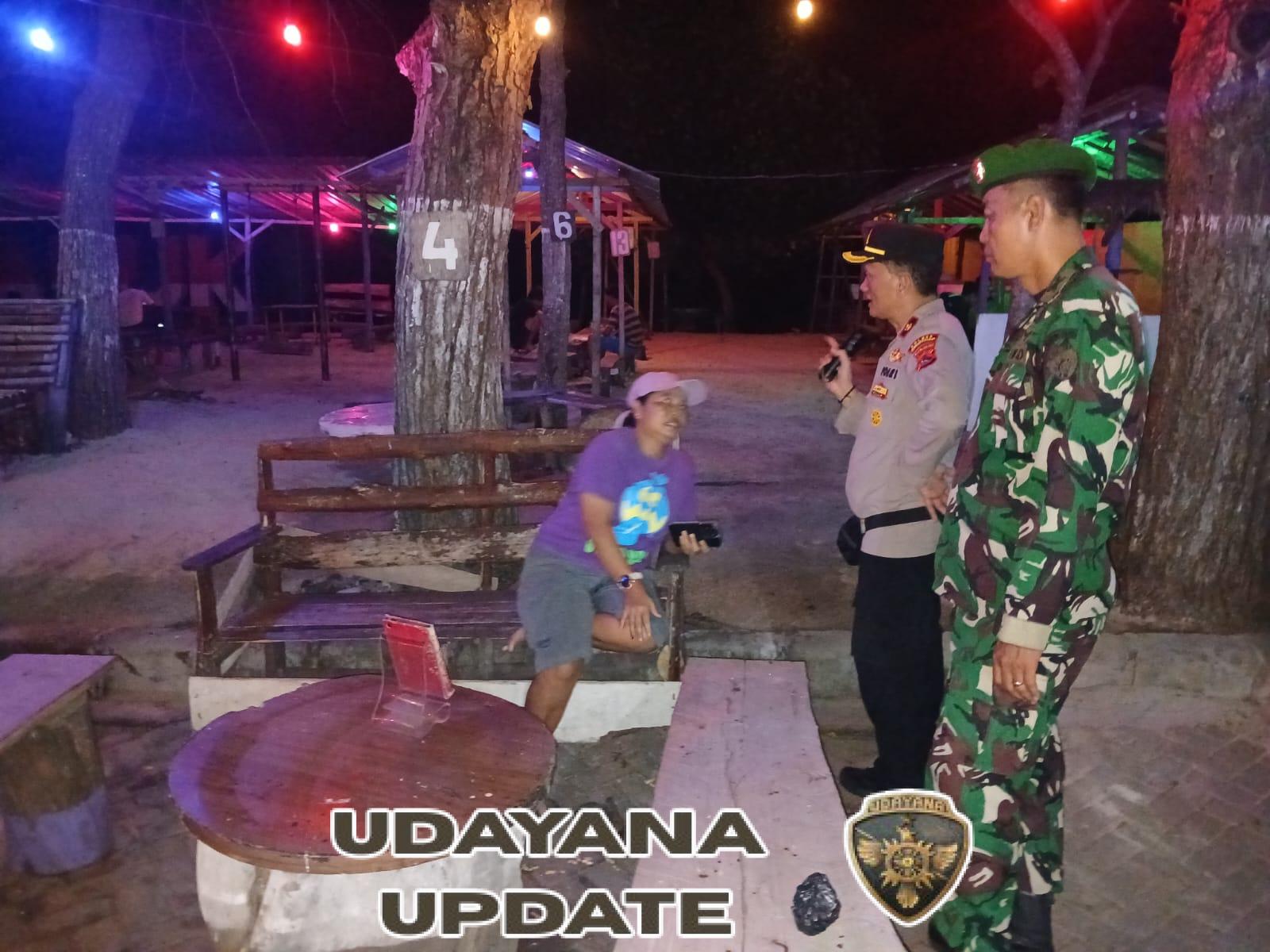 TNI–Polri Gelar Operasi Gabungan Cegah Penyakit Masyarakat di Kecamatan Maluk  Wujudkan Kamtibmas Kondusif, TNI–Polri Laksanakan Operasi Gabungan di Wilayah  Sinergitas TNI dan Polri: Bersama Berantas Penyakit Masyarakat  Operasi Gabungan TNI–Polri Fokus Cegah Gangguan Sosial di Masyarakat  Tingkatkan Keamanan Lingkungan, TNI–Polri Gencarkan Operasi Pencegahan Penyakit Masyarakat   Sumbawa Barat, NTB — Dalam upaya menjaga keamanan dan ketertiban masyarakat (Kamtibmas), jajaran TNI, Polri, Satpol PP, serta Pemerintah Kecamatan Maluk melaksanakan Operasi Gabungan Penertiban Penyakit Masyarakat (Pekat) di wilayah Kecamatan Maluk, Kabupaten Sumbawa Barat, Sabtu (08/11/2025) malam.  Kegiatan yang dimulai pukul 21.30 WITA ini diawali dengan apel gabungan di Kantor Desa Pasir Putih, dipimpin langsung oleh Camat Maluk Muliadi, SP, dan diikuti oleh berbagai unsur, di antaranya Kapolsek Maluk KOMPOL Tohir, SH, Danramil 1628-02/Sekongkang Kapten Arm. Lalu Mariadi Akbar, Kasat Pol PP yang diwakili Aswar Ardiansyah, SH, serta para kepala desa dan staf dari Desa Pasir Putih dan Desa Mantun.  Dalam sambutannya, Camat Maluk Muliadi, SP menyampaikan apresiasi atas sinergi seluruh pihak dalam menjaga ketertiban di wilayahnya.  “Kegiatan ini akan kita lakukan secara rutin untuk menciptakan suasana yang aman dan nyaman. Akhir-akhir ini banyak laporan masyarakat terkait aktivitas minum-minuman keras di area pantai Maluk,” ujarnya.  Sementara itu, Kapolsek Maluk KOMPOL Tohir, SH menegaskan bahwa operasi ini merupakan tindak lanjut dari keluhan masyarakat.  “Banyak laporan terkait lapak di sekitar pantai yang dijadikan tempat mengonsumsi minuman keras. Himbauan sudah sering dilakukan, namun belum diindahkan. Karena itu malam ini kita lakukan penertiban bersama,” ungkapnya.  Danramil 1628-02/ Sekongkang Kapten Arm. Lalu Mariadi Akbar juga menekankan pentingnya kebersamaan dan kehati-hatian dalam pelaksanaan kegiatan.  “Utamakan keselamatan dan kekompakan. Kita bergerak bersama demi keberhasilan dan keamanan wilayah kita,” tegasnya.  Operasi kemudian dilanjutkan dengan penyisiran lapak-lapak di kawasan Pantai Maluk. Tim gabungan bergerak menyita sejumlah barang bukti yang ditemukan di lokasi, antara lain:  35 botol bir kecil merk Bintang  1 botol tuak ukuran besar  3 botol tuak ukuran sedang  7 botol arak ukuran sedang   Setelah operasi selesai, seluruh personel kembali ke Kantor Desa Pasir Putih sekitar pukul 24.00 WITA.  Kegiatan berjalan dengan aman, tertib, dan lancar, serta mendapat apresiasi dari masyarakat sekitar. Operasi gabungan ini menjadi bentuk nyata sinergi antara TNI, Polri, dan Pemerintah Daerah dalam menciptakan lingkungan yang kondusif dan bebas dari penyakit masyarakat di wilayah Kecamatan Maluk.  (Pendim 1628/KSB).