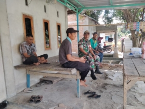 Serda Bukhari Babinsa Desa Tebo Aktif Laksanakan Komsos dan Monitoring Wilayah untuk Wujudkan Kamtibmas