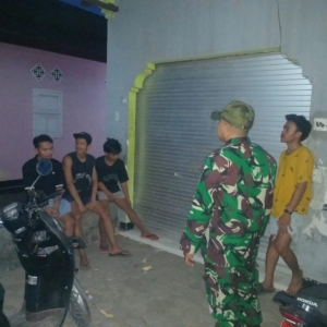 Babinsa Mekarsari Ajak Warga Pringgabaya Aktif Jaga Keamanan Lewat Patroli Malam ‎