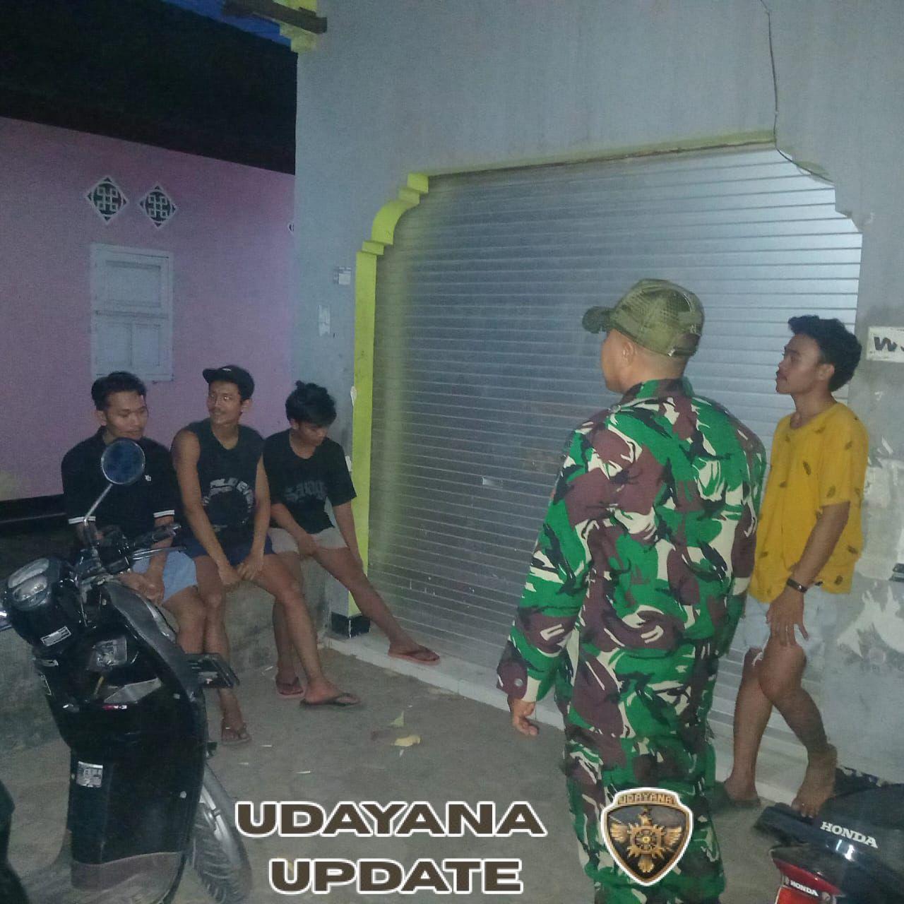 Babinsa Mekarsari Ajak Warga Pringgabaya Aktif Jaga Keamanan Lewat Patroli Malam 