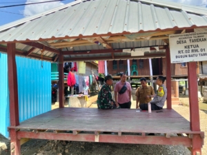 Babinsa Desa Tamekan Sertu Zulkifli Gelar Komsos Bersama Staf Desa Bangun Sinergitas di Wilayah Binaan