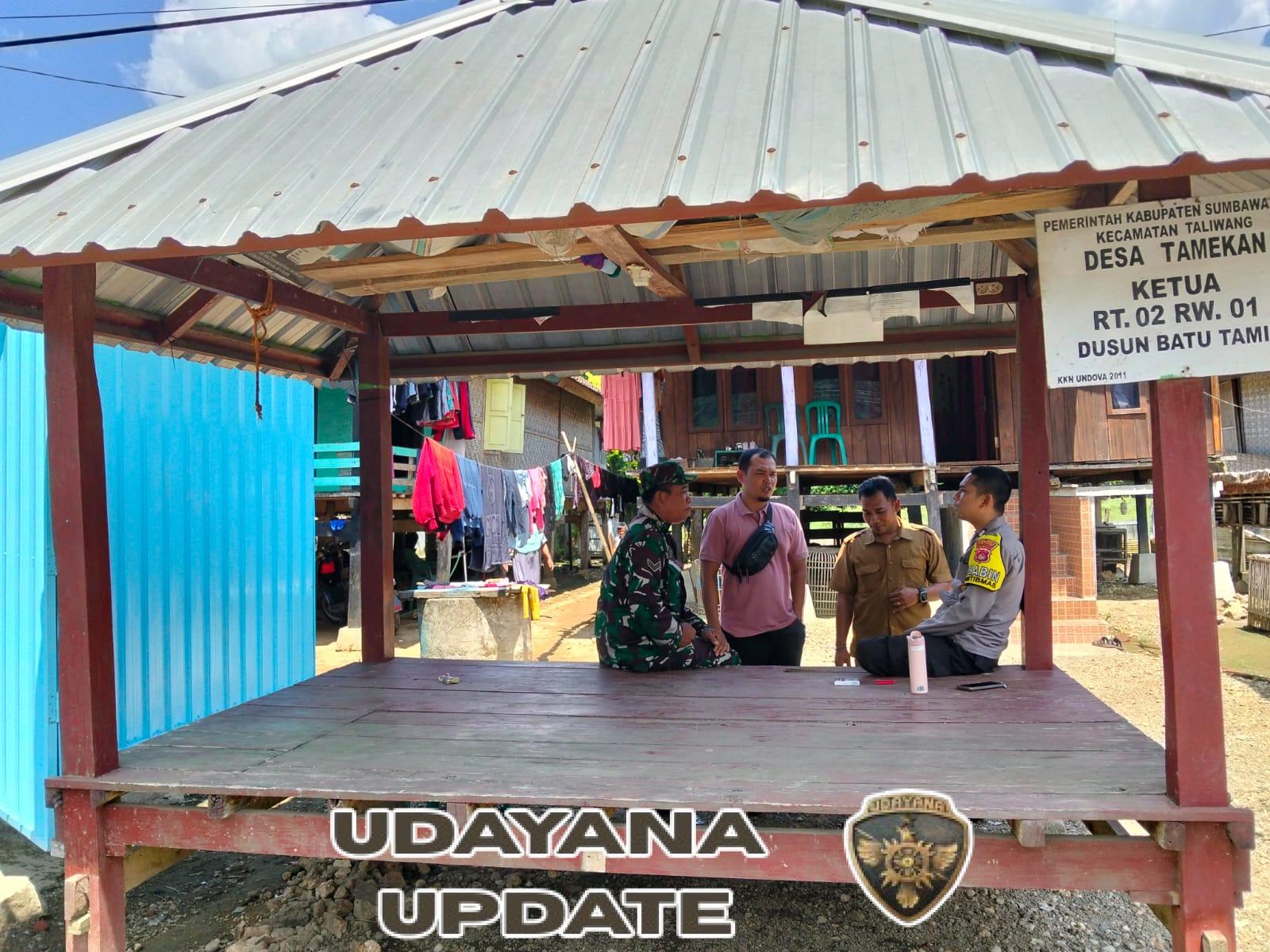 Babinsa Desa Tamekan Sertu Zulkifli Gelar Komsos Bersama Staf Desa Bangun Sinergitas di Wilayah Binaan