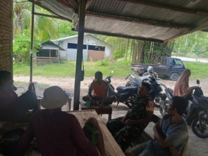 Babinsa Desa Dasan Anyar Serda Yakub Gelar Patroli dan Komsos Jaga Kondusivitas Wilayah