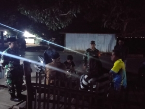 Patroli Siskamling di Desa Bajo, Babinsa dan Koramil Awasi Situasi Wilayah Soromandi