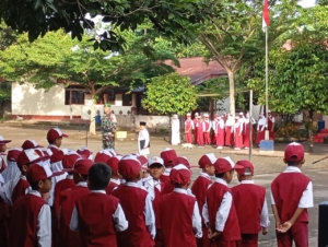 Babinsa Kodim 1606 Mataram Tanamkan Semangat Kepahlawanan di SDN 1 Suranadi