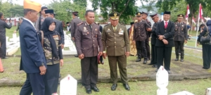 Kasdim 1614/Dompu Hadiri Ziarah Nasional Hari Pahlawan ke-80 di TMP Lepadi