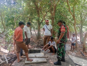 Babinsa Desa Mbuju Imbau Warga Jaga Kebersihan Bak Penampungan Air