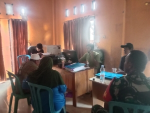 Babinsa Air Suning Dampingi Warga dalam Proses Pengecekan Kelengkapan Surat Tanah di Kantor Desa