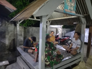 Babinsa Sekongkang Patroli Malam, Ajak Warga Jaga Ketertiban dan Keamanan Lingkungan