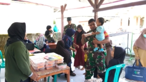 Danramil 1628-02/Sekongkang Dampingi Posyandu, Ajak Ibu Hamil Jaga Kesehatan di Musim Peralihan