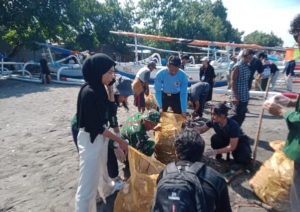 Babinsa Ampenan Ajak Warga dan Mahasiswa Bersihkan Pantai Bangsal