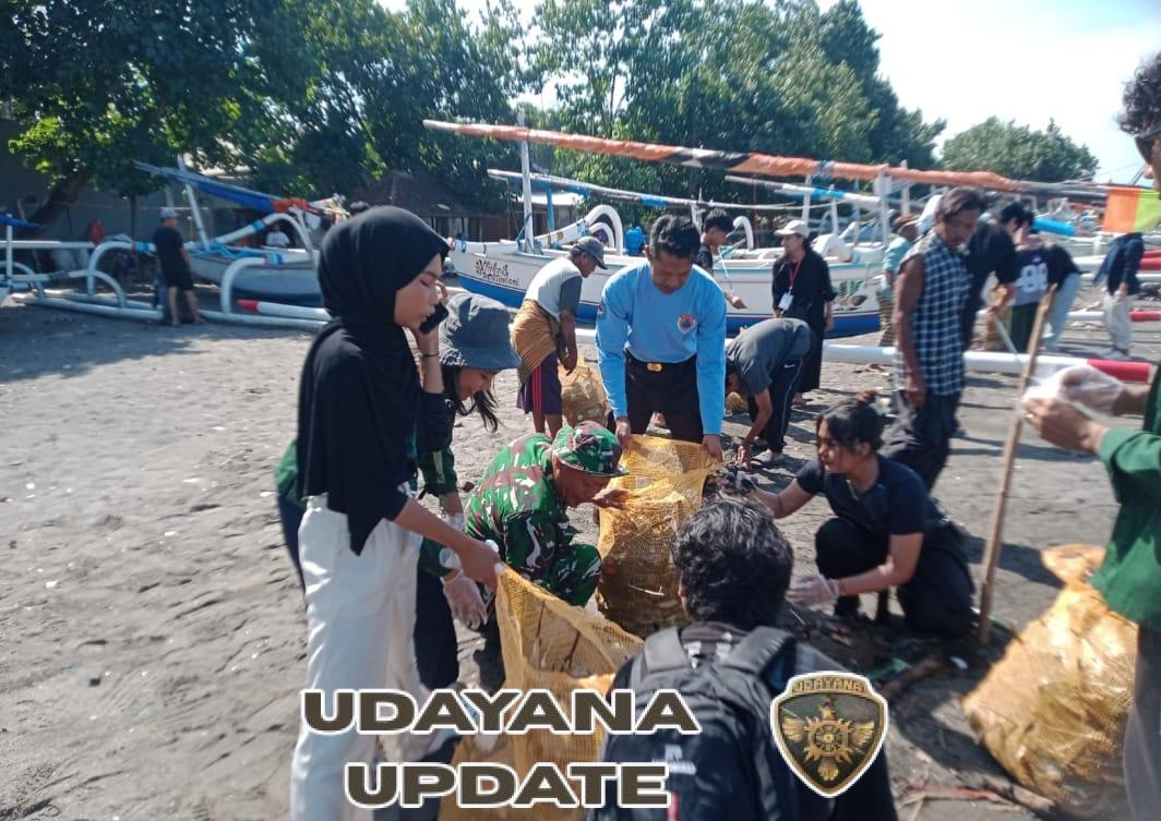 Babinsa Ampenan Ajak Warga dan Mahasiswa Bersihkan Pantai Bangsal